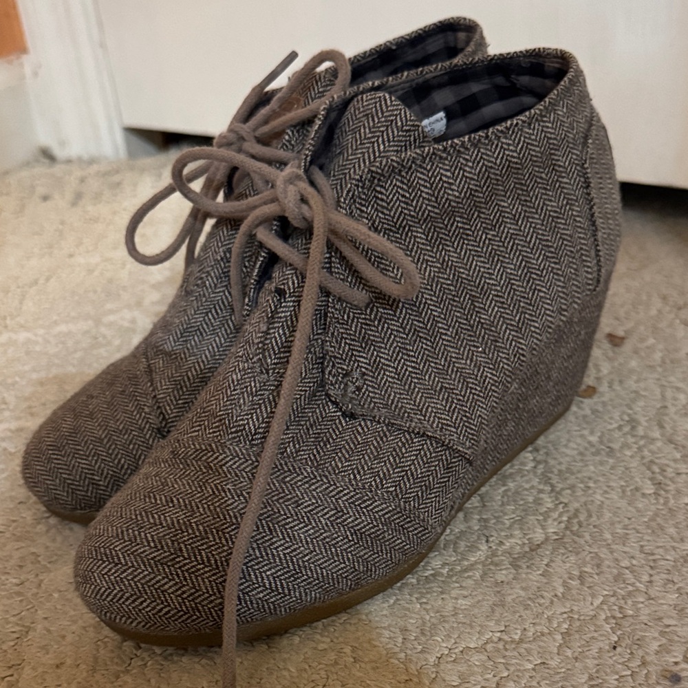 Toms Stylish Brown Wedge Ankle Booties in Brown Herringbone